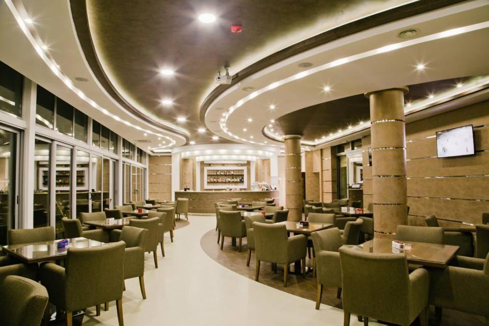 Hotel Oasis 포드고리차 외부 사진