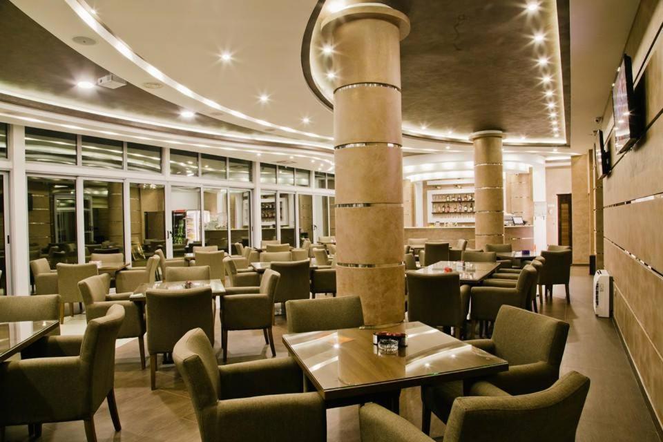 Hotel Oasis 포드고리차 외부 사진