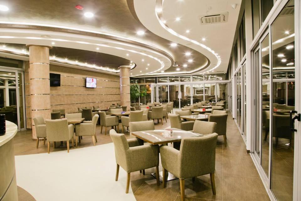 Hotel Oasis 포드고리차 외부 사진