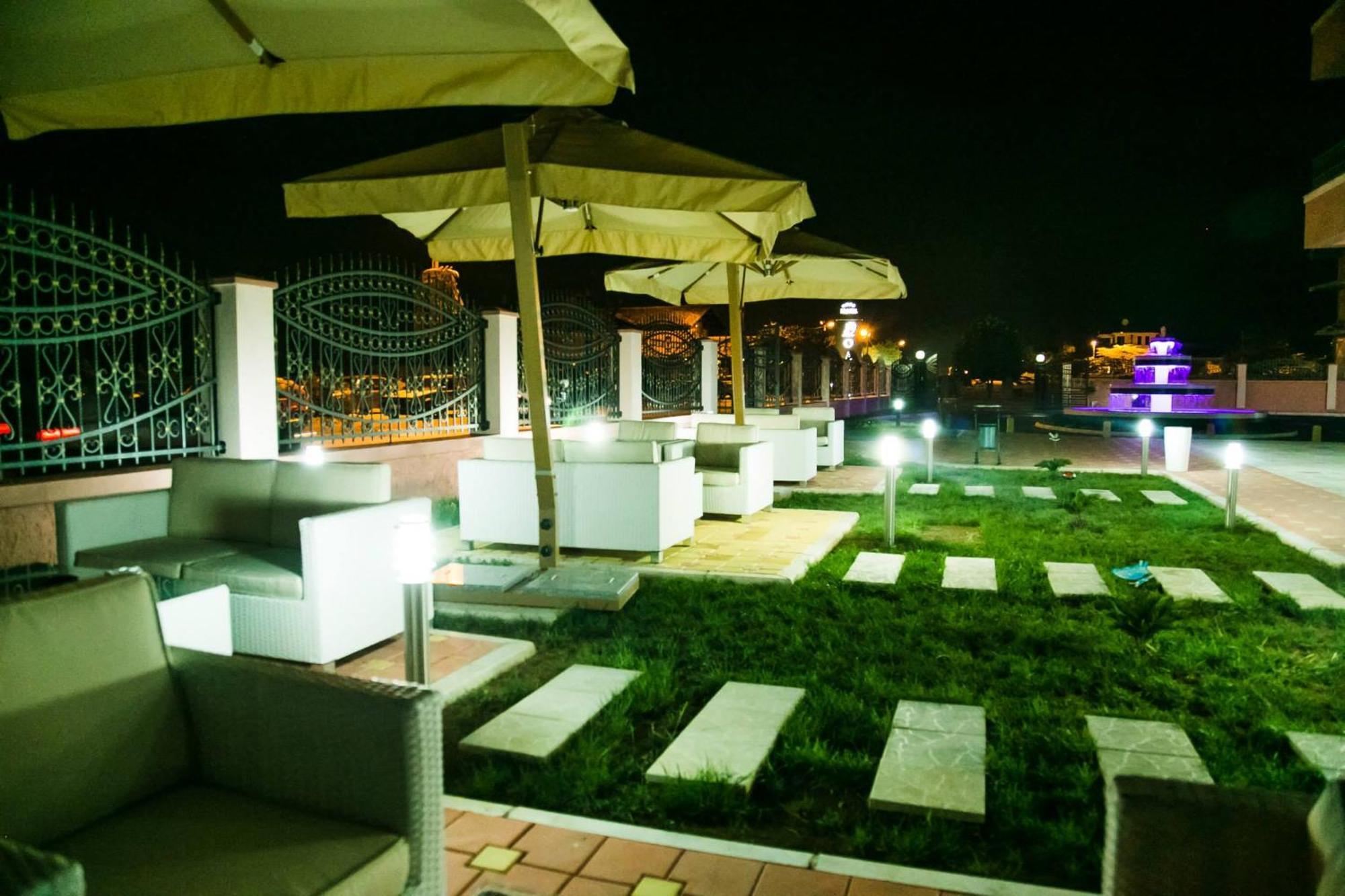 Hotel Oasis 포드고리차 외부 사진
