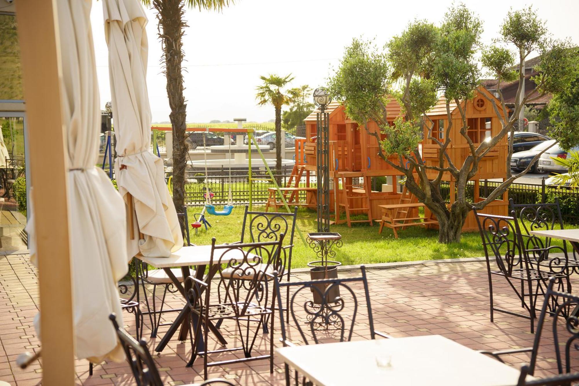 Hotel Oasis 포드고리차 외부 사진