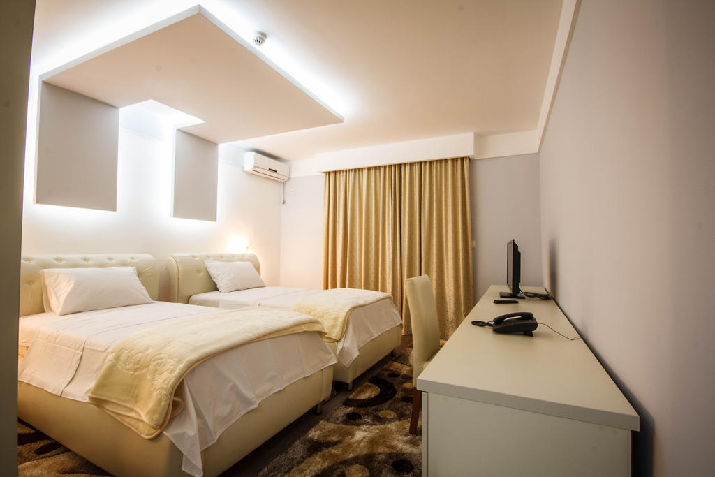 Hotel Oasis 포드고리차 객실 사진